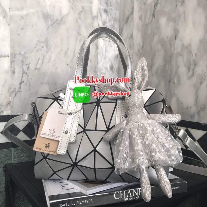 สีเข้าใหม่รุ่น หายากคะ ทรง speedy ขายดี น่ารักมาก สี Matte grey ( สีเทาอ่อนคะ ) มาพร้อมกระต่ายเข้า set เลิศคะ กระเป๋า จากแบรนด์ David Jones กระเป๋าสะพายข้างดีไซน์เกร๋มาก สีสวยหรูมาก ขนาดกะลังดีเลย น้ำหนังเบามากคะ ภายในมีช่องเก็บของจุกจิกได้ มีถุงผ้าแบรนด์