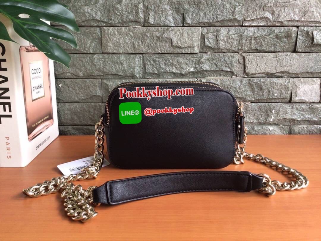 GUESS NOELLE CROSSBODY CAMERA BAG กระเป๋าสะพาย Crossbody รุ่นยอดนิยมหนังเรียบ และ หนังลาย Signature แบรนด์รอบใบ สวยอยู่ทรง ขนาดกำลังดี ด้านหน้ามีโลโก้แบรนด์ เปิดปิดด้วยซิปสะดวกใช้ แบ่งเป็น 2 ช่องซิป ภายในมีโลโก้ซับในลายแบรนด์ ภายในแยกเป็นสัดส่วนใช้งาน ใส่