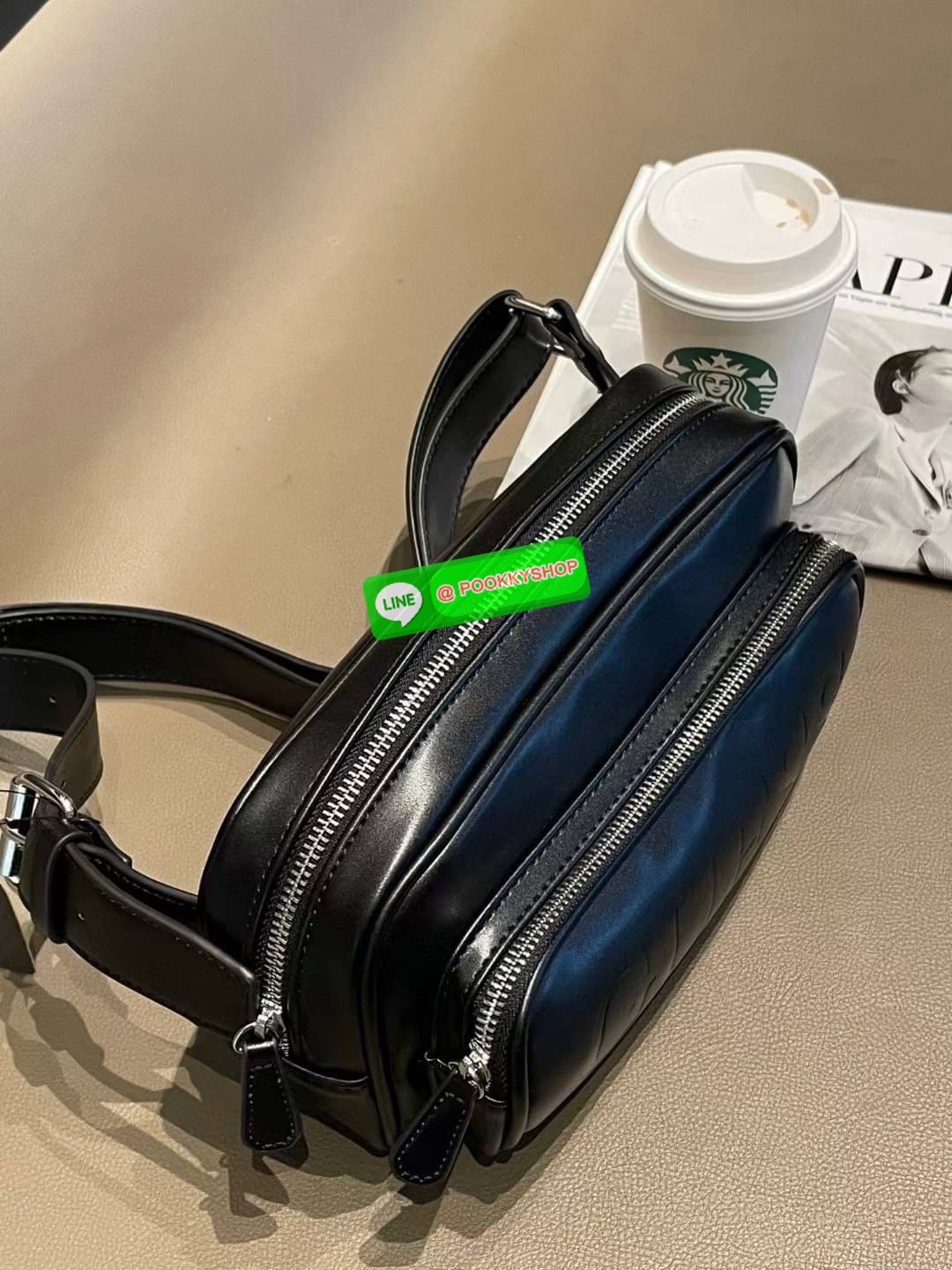 🚚 พร้อมส่ง 🚚 GUESS AUBRIELLA MINI FANNY PACK สีดำ กระเป๋าคาดอก คาดเอว สะพายข้าง วัสดุหนังพียู พีเมี่ยม ด้านหน้าสวยโดเด่นปั้มด้วยโลโก้แบรนด์ สะดวกต่อการใช้งานมี 2 ช่องซิป ภายในแยกเก็บของได้เป็นสัดส่วน ช่องด้านในโล่งกว้าง สายสะพายยาวปรับระดั