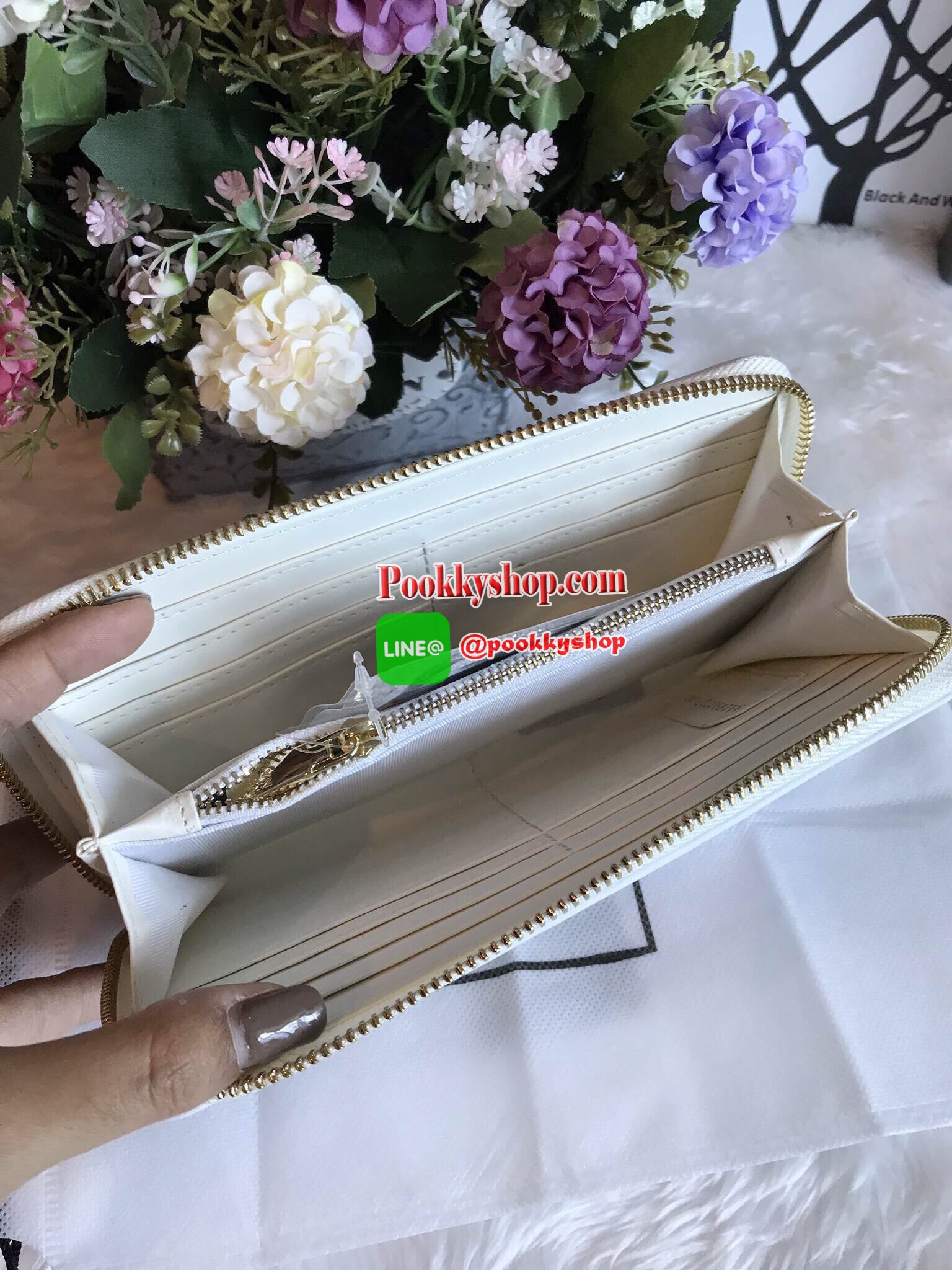 New arrival!! กระเป๋าเงินจาก LYN ชนช็อป แท้เอ้าเลท กระเป๋าเงินใบยาวซิปรอบ ด้านหน้าสกรีนลายดอกไม้และมีผีเสื้อนูนแต่ง สวยน่ารักน่าใช้สุดๆ ด้านหน้าแต่งโลโก้แบรนด์สีทอง อะไหล่สีทองเพิ่มความหรู หัวซิปปั๊มแบรนด์ ด้านในมีช่องซิปใส่เหรียญและช่องธนบัตร จุบัตร 12 ช