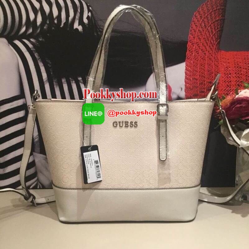 GUESS DELANEY TOTE BAG กระเป๋าทรง shopping วัสดุหนังแก้วเงาสวย น้ำหนักเบา ด้านหน้าประดับด้วยโลโก้แบรนด์สุดหรู เปิดปิดกระเป๋าด้วยซิปสะดวกใช้ ด้านในโล่งกว้าง มีช่องซิปและช่องเล็กสำหรับใส่ของ ซับในลายแบรนด์ รุ่นนี้มาพร้อมสายสะพายยาวปรับได้ ถอดได้ จะใช้แบบสะพ