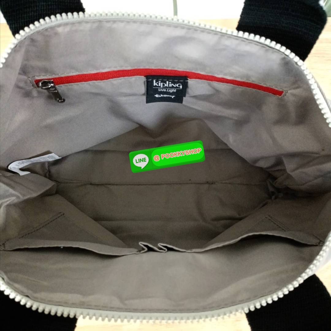 Kipling KALA Mini Disney's Mickey Mouse Handbag กระเป๋าถือหรือสะพาย วัสดุ Polyamide+Polyester รุ่นใหม่ล่าสุด Collection Mickey's ลายน่ารัก ผิวสัมผัสนุ่ม ลื่น พร้อมตัวการ์ตูน Mickey Mouse ไหมพรม ตกแต่งด้านหน้า ช่องหลักโล่งกว้าง พร้อมช่องแยกด้านข้