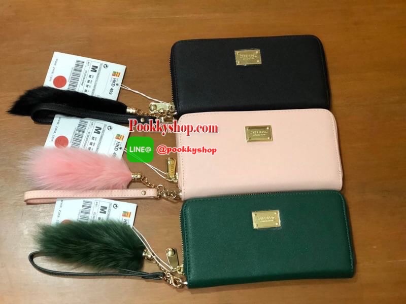 ZARA SAFFIANO BAG กระเป๋าสตางค์ทรงยาว รุ่นฮิต สวยเว่อร์ หนังsaffiano เปิดปิดด้วยซิปรอบ อะไหล่ทองสุดหรู มีพู่ฟรุ้งฟริ้งและสายคล้องมือ พร้อมด้วยถุงผ้าจากช็อป ภายในมีช่องซิปตรงกลางและช่องเสียบบัตร คล้องมือถือเป็นคลัชท์ก็งามคะ Don't missคร้า