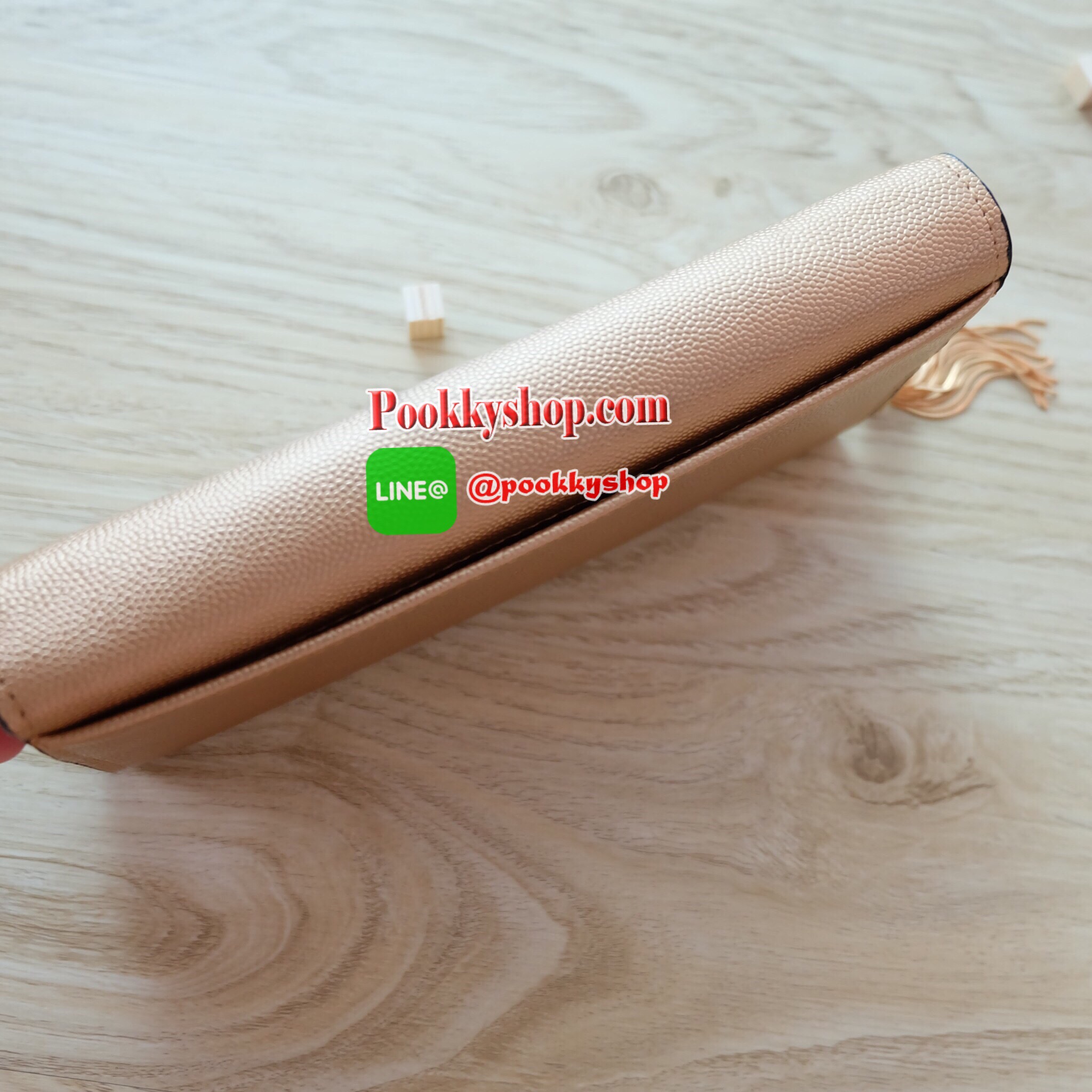 Charles & Keith Tassel Long Wallet กระเป๋าสตางค์ใบยาว วัสดุหนังลายคาร์เวียร์ ตกแต่งด้วยพู่สีทอง เปิด – ปิดกระเป๋าด้วยเเม่เหล็กแบบซ่อน ภายในมีช่องใส่บัตร ช่องซิปใส่เหรียญ และช่องใส่ธนบัตร ใส่ iPhone 7+ ได้ค่ะ ด้านหลังมีช่อง 1 ช่อง