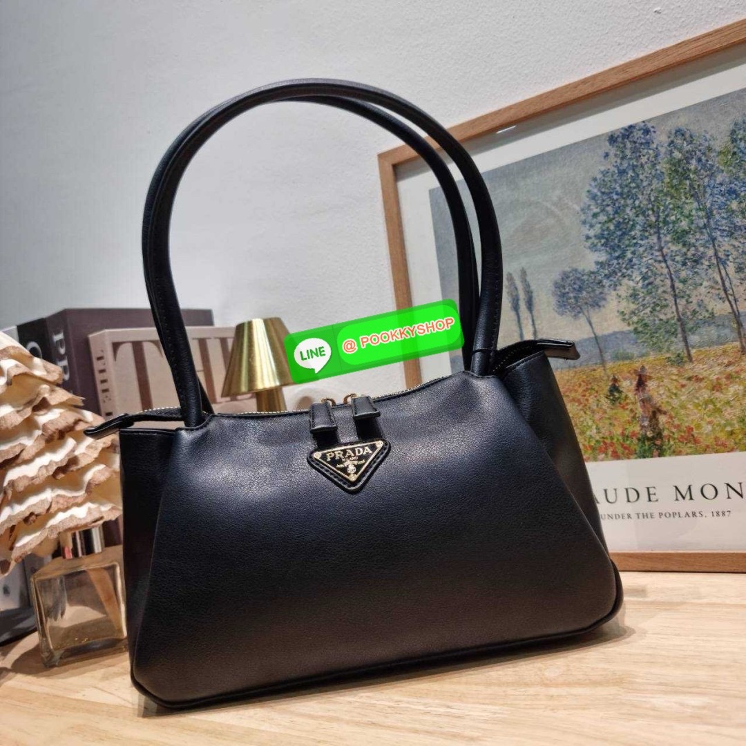PRADA MEDIUM LEATHER HANDBAG 🔆 Details สะเทือนวงการแฟชั่นแบบสุด! กับกระเป๋าสะพายไหล่พรีเมี่ยมกิ๊ฟ ดีไซน์เก๋และมาแรงมาก สาวๆหนุ่มๆติดแกลมต้องไม่พลาด สวยดูแพง หูสะพายคล้องไหล่สะดวก ปากกระเป๋ามีซิปรูดเปิดปิดง่าย ภายในแบ่งสัดส่วนสวย โล่งกว้าง มีทั้งช่