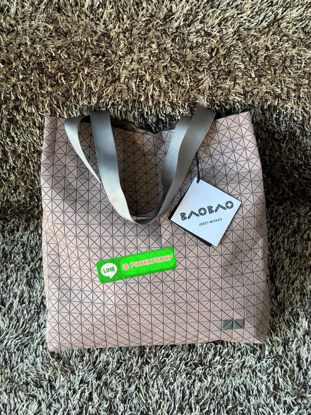 Baobao Issey Miyake Cart S geometric tote bag รูปทรงที่สร้างขึ้นโดยบังเอิญ' เสื้อผ้าที่มีโครงสร้างและได้รับการออกแบบทางวิศวกรรมอันเป็นเอกลักษณ์ของแบรนด์ ส่งต่อไปยังเครื่องประดับที่น่าประทับใจและไร้กาลเวลาเหล่านี้ กระเป๋าโท้ต Cart ประดิษฐ์ขึ้นจากการตั