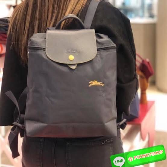 💕Longchamp LE PLIAGE Club Backpack พบกับอีกหนึ่งสไตล์ของLongchamp ที่เป็นรุ่นยอดนิยมอีกรุ่น สำหรับสาวแฟชั่นหัวทันสมัย เติมความพิเศษให้กับลุคด้วย ยังมีสีให้เลือกเยอะเรียกได้ว่าชอบสีโทนไหน ชอบแต่งตัวสไตล์ไหนก็เอาไปแมทช์กันได้เลย เป็นกระเป๋าเป้ในไม่ก