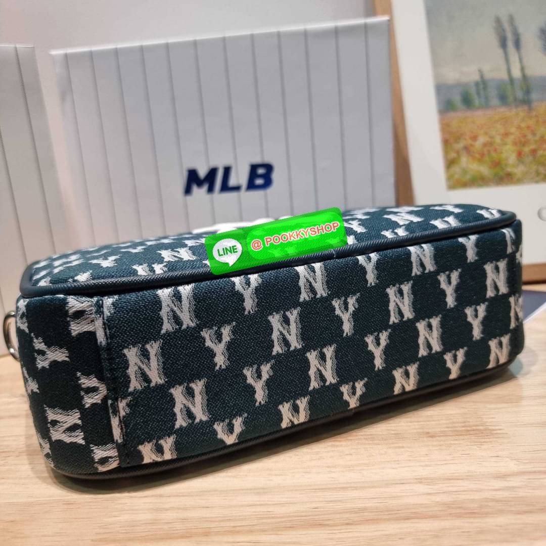 MLB JACQUARD MONOGRAM CROSSBODY BAG ฉุดไม่อยู่ ดาเมจแรงมาก!! กับกระเป๋าครอสบอดี้ ที่สายเกาต้องมี!! ดีไซน์ลวดลายโมโนแกรมเอกลักษณ์ ลงบนผ้า jacquard ได้อย่างลงตัวและสวยงาม เปิด-ปิดด้วยซิป ภายในโล่งกว้าง จุของสบายๆ มาพร้อมใบลูก และสายสะพายข้าง ให้ความคล่องตัว