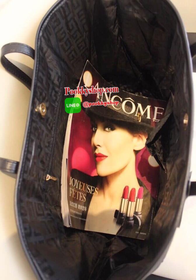 Best Seller! Givenchy Black Soft Leather Shoulder Handbags (Limited edition!) กระเป๋าถือหรือสะพายพรีเมี่ยมของเเท้จาก "Givenchy Perfume Counter" วัสดุหนังนิ่มเรียบสีดำด้านหน้าปั้มโลโก้แบรนด์ GV ภายใน Polyester 100% สีดำสกรีนโลโก้สวยดูดี เปิดปิดด้