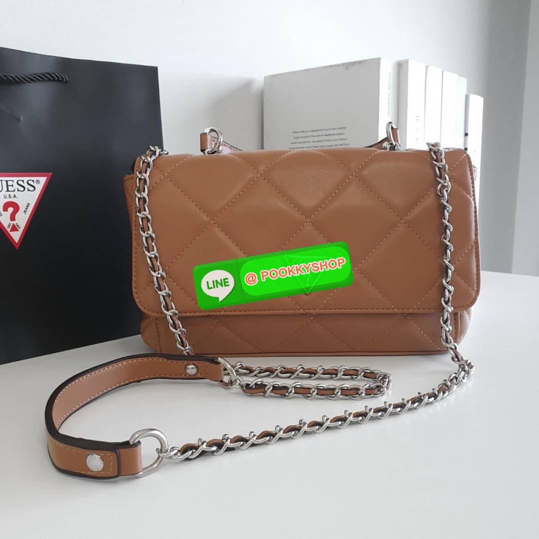 รุ่นใหม่ล่าสุด!! GUESS CESSILY CONVERTIBLE CROSSBODY BAG กระเป๋าสะพายข้าง รูปทรงสวย หนังนิ่มมือมากกก ตกแต่งด้วยโลโก้แบรนด์ด้านหน้า ด้านในเปิดปิดด้วยกระดุมแม่เหล็ก มีช่องซิปแยก+ช่องใส่บัตรฝั่งตรงข้ามอีกช่อง สามารถใส่กระเป๋าสตางค์ยาว โทรศัพท์ได้ทุกรุ่น มาพร