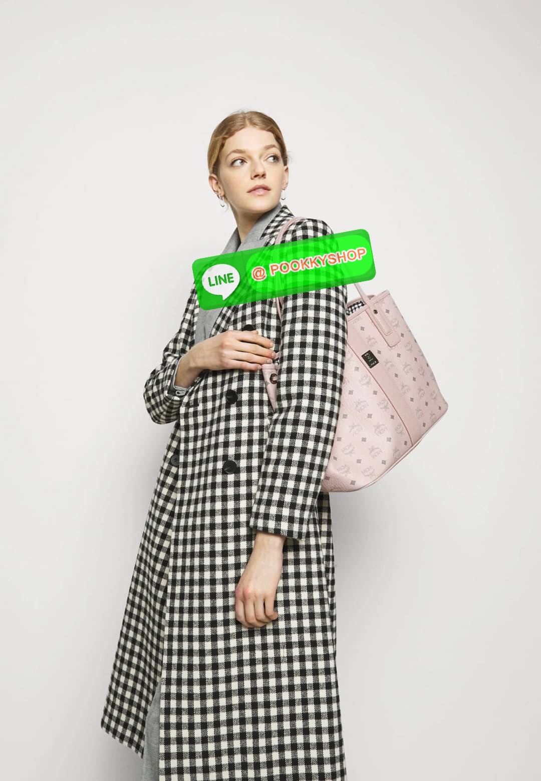 💕Mcm Liz Reversible Shopper in Visetos ขึ้นชื่อว่าเป็นกระเป๋าช็อปเปอร์ แน่นอนว่า จะต้องเหมาะสำหรับสาว ๆ ที่ชอบพกสัมภาระเยอะ ซึ่งรุ่นนี้ไม่ใช่แค่เพียงให้พื้นที่จุของกว้างขวางเท่านั้น แต่ยังออกแบบดีไซน์และรูปทรงให้มีความยืดหยุ่น มีหูรูดด้านข้างที่สา