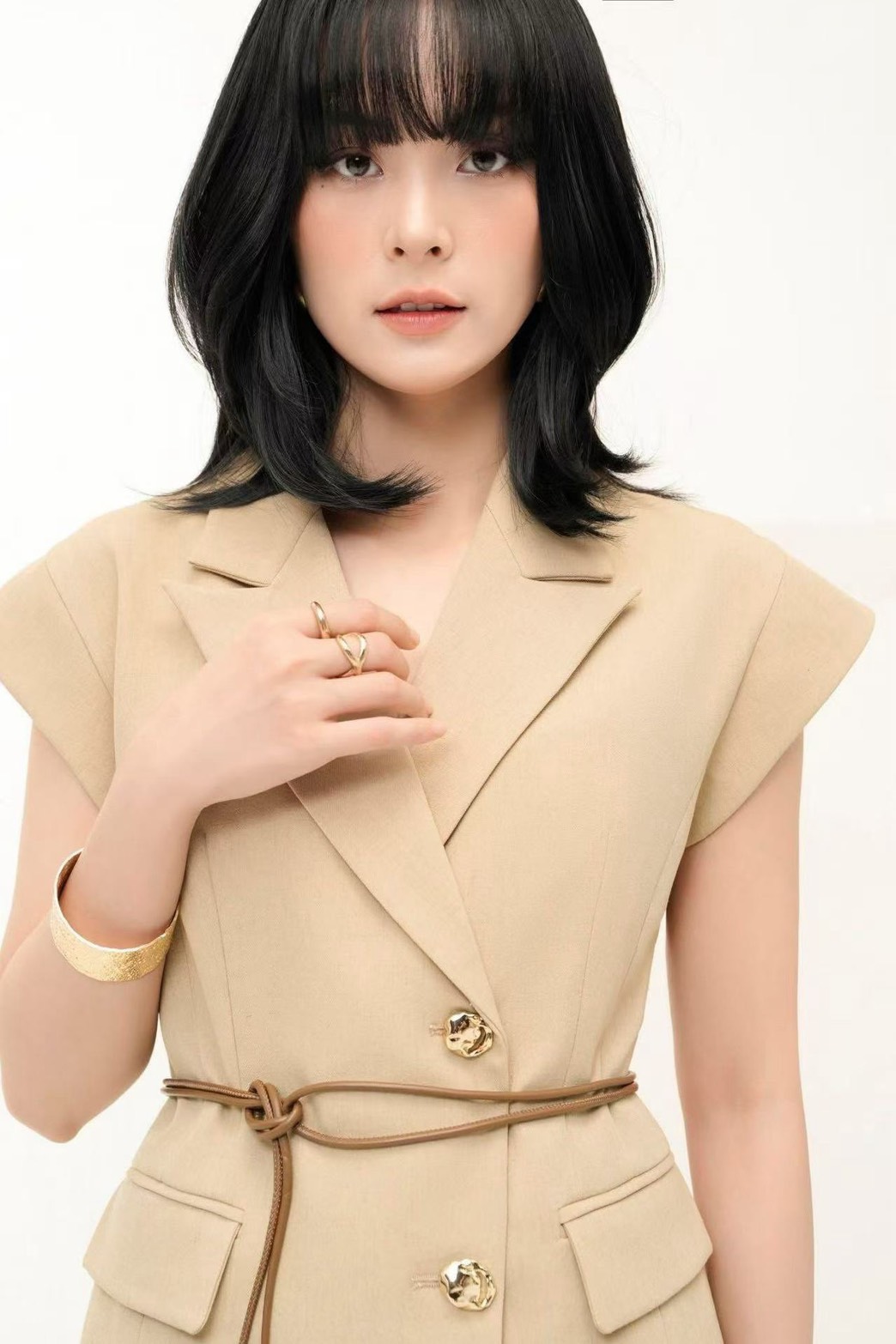 ชุดเซทแฟชั่น Set 3ชิ้น เสื้อ+กางเกง+สายเข็มขัด ดีเทลเสื้อคอปกทรงแขนล้ำโทนสีไอวอรี่