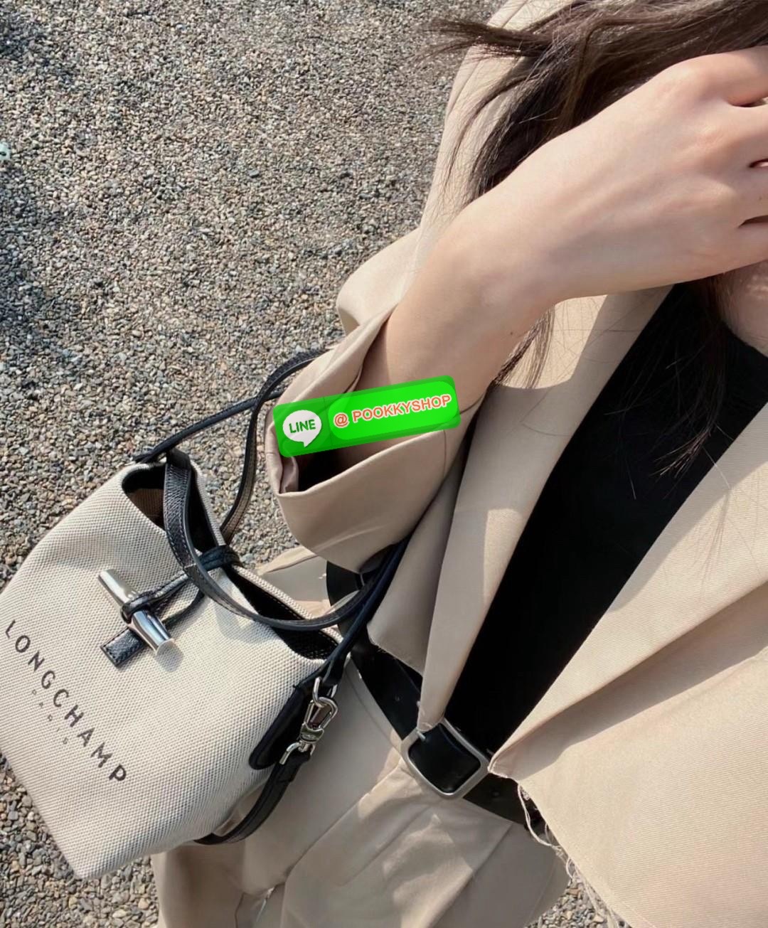 พร้อมส่งที่ไทยอีกครั้ง Longchamp Roseau Bucket Bag S กระเป๋ารุ่นถังไซส์มินิ ที่ขายดีที่สุดในตอนนี้ ตัวกระเป๋าทำจากผ้าแคนวาสเนื้อดี คาดด้วยหนังสีดำ ใบนี้เปิดปิดด้วยตัวคาดยึดด้วยอะไหล่สีเงิน ด้านในใส่ไอแพดมินิ กระเป๋าสตางค์ยาวได้ พร้อมกับหนังรองฐาน สามารถวา