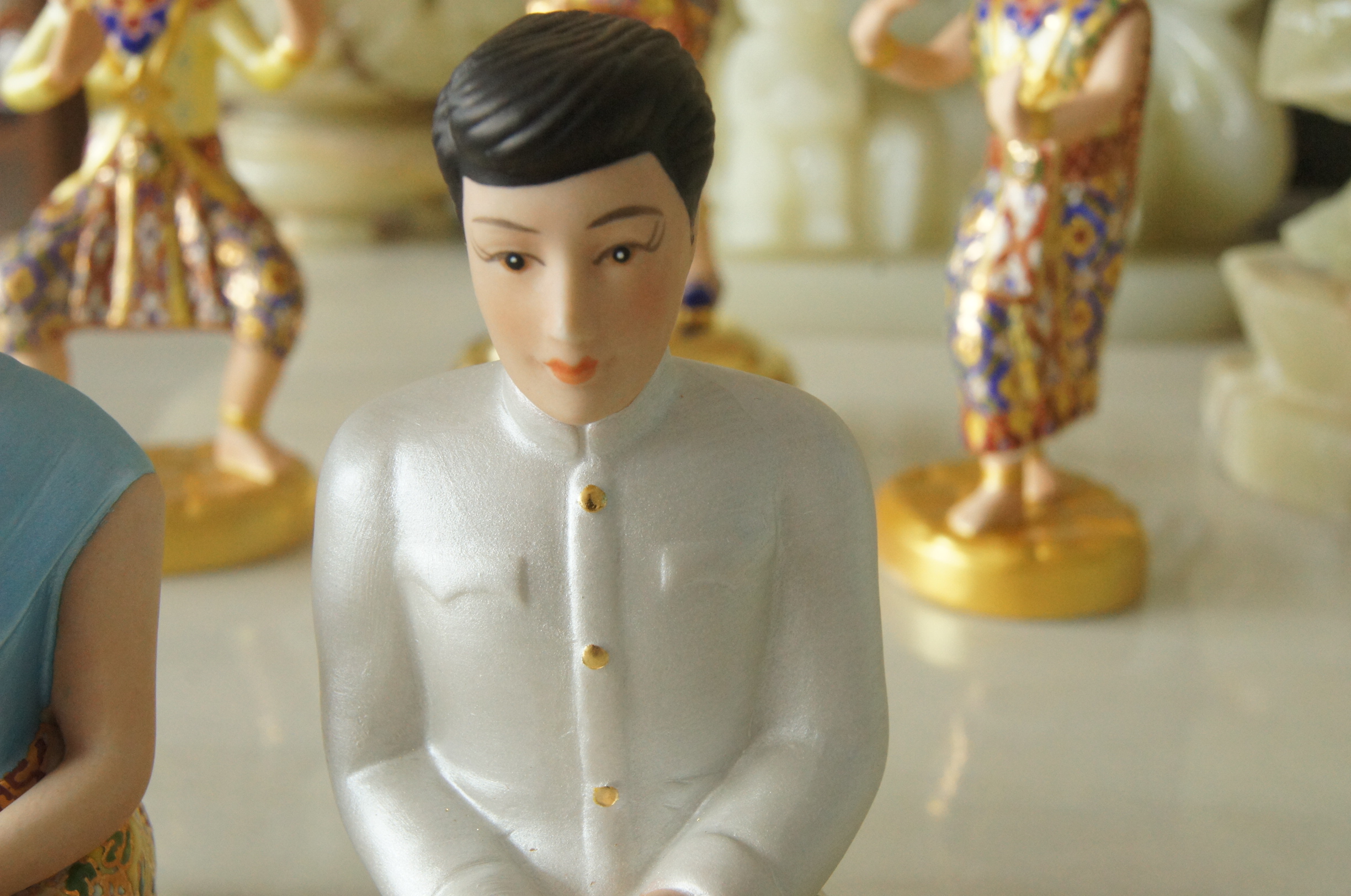 คนใช้ ขนาดกลาง สูง 10 กว้าง 4 cm (งานเบญจรงค์ ) คู่