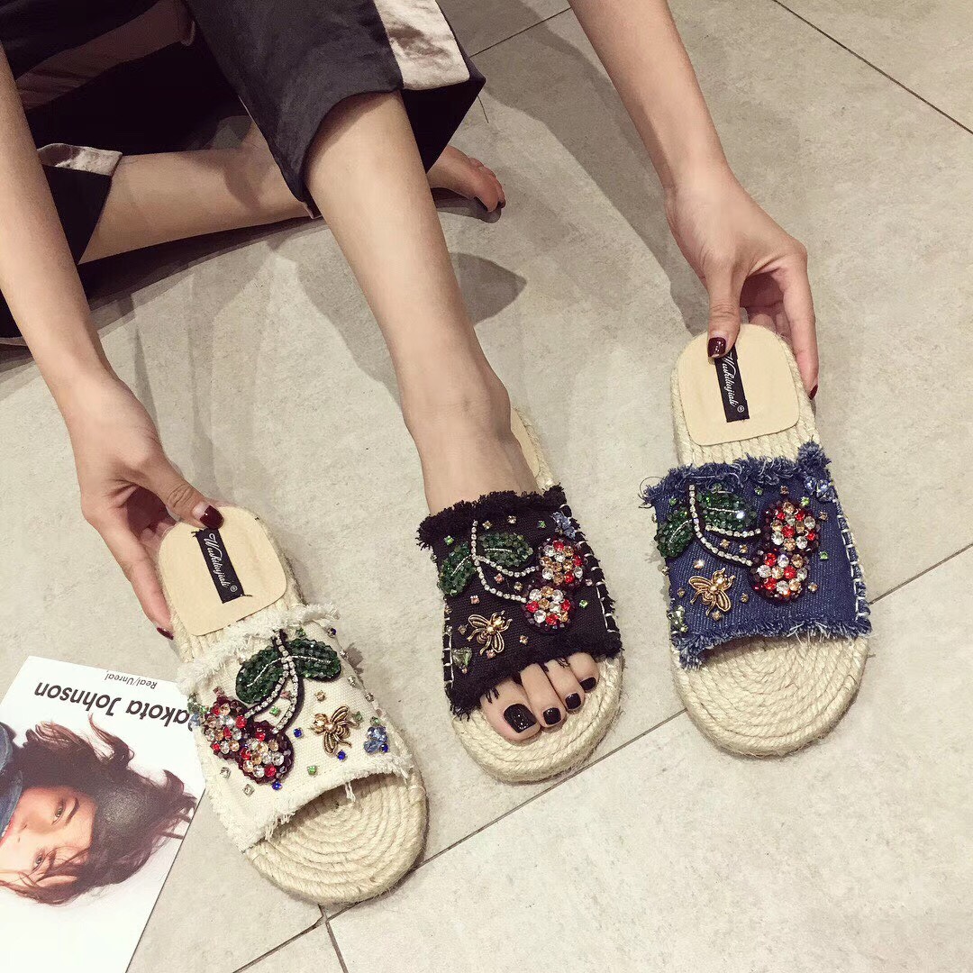 พร้อมส่งรองเท้าแตะ Detail รองเท้าแตะเพชรเชอรี่ งานมาใหม่ วัสดุเป็นผ้ายีนส์ งานเกร๋ๆค่ะ งานสวยจริงค่ะ แมทช์กับกระโปรงหรือกางเกงยีนส์ก็ได้ค่ะ ใส่สบาย ใส่ออกมาไม่ซ้ำใครแน่นอนค่ะ ห้ามพลาดเลยคะ ของมันต้องมี