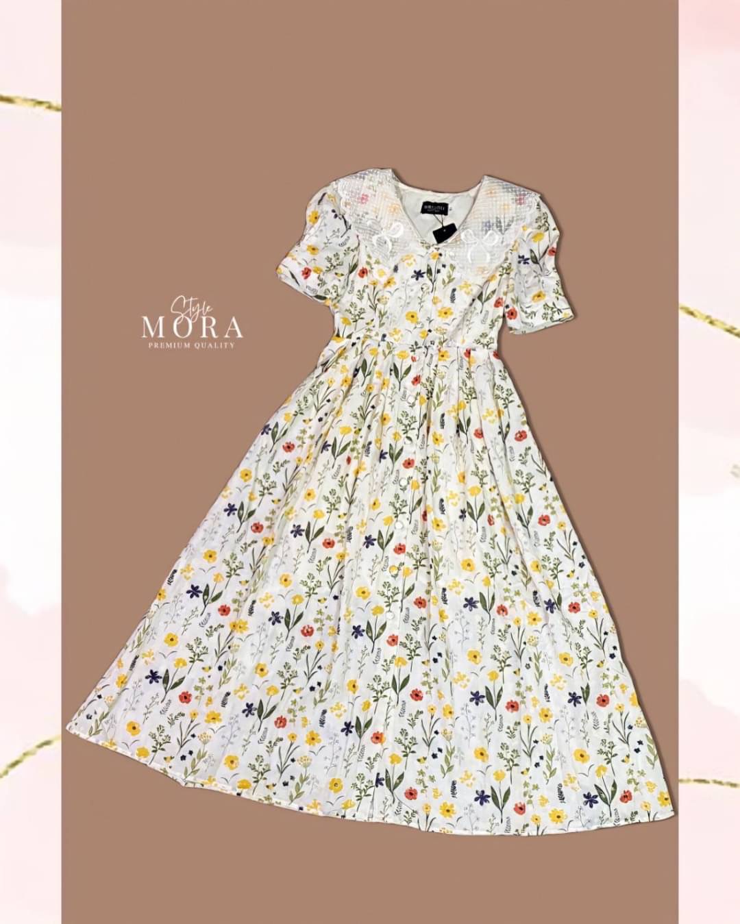 เดรสฉลุยาว คอแต่งลูกไม้ ตัวชุดพิมพ์ลาย ทรงกระดุมผ่าหน้ายาว น่ารักเกินปุยมุ้ยย ของมันต้องมีจริงๆเลยค่าาารุ่นนี้