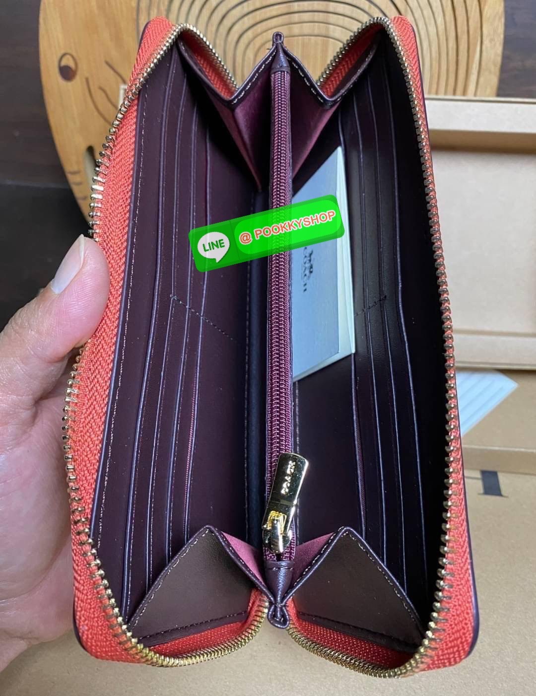 COACH ACCORDION ZIP WALLET IN SIGNATURE CANVAS กระเป๋าสตางค์ใบยาว ซิปรอบ ใช้งานง่าย ด้วยฟังค์ชั้น ด้านใน ใส่บัตรได้จุใจ มีช่องซิปใส่เหรียญตรงกลาง โดนใจหลายๆคนไปเรียบร้อยและคลาสสิค เรียบหรูดูแพงตลอดกาล ยกให้รุ่นนี้เลย