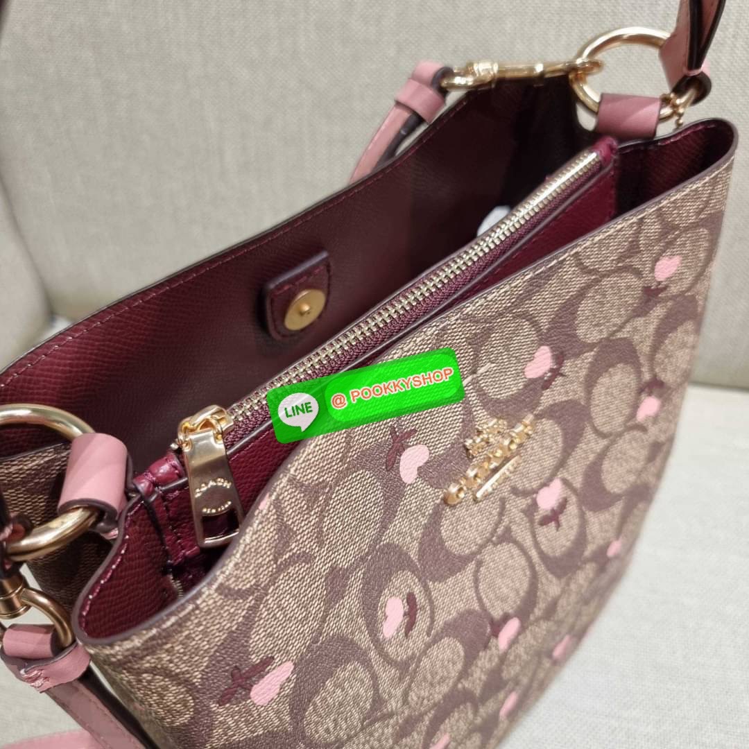 COACH C3238 SMALL TOWN BUCKET BAG IN SIGNATURE CANVAS WITH HEART FLORAL PRINT กระเป๋าบัคเก็ตน่ารักสดใส ลายพริ้นท์หัวใจเต็มใบ ดีไซน์ตัดกับสีกากีได้อย่างลงตัว วัสดุหนังแคนวาสเคลือบลาย ปากกระเป๋าเปิด-ปิดด้วยกระดุมแม่เหล็ก 2ฝั่ง มีหูจับในตัวและสายสะพายข้างมาใ