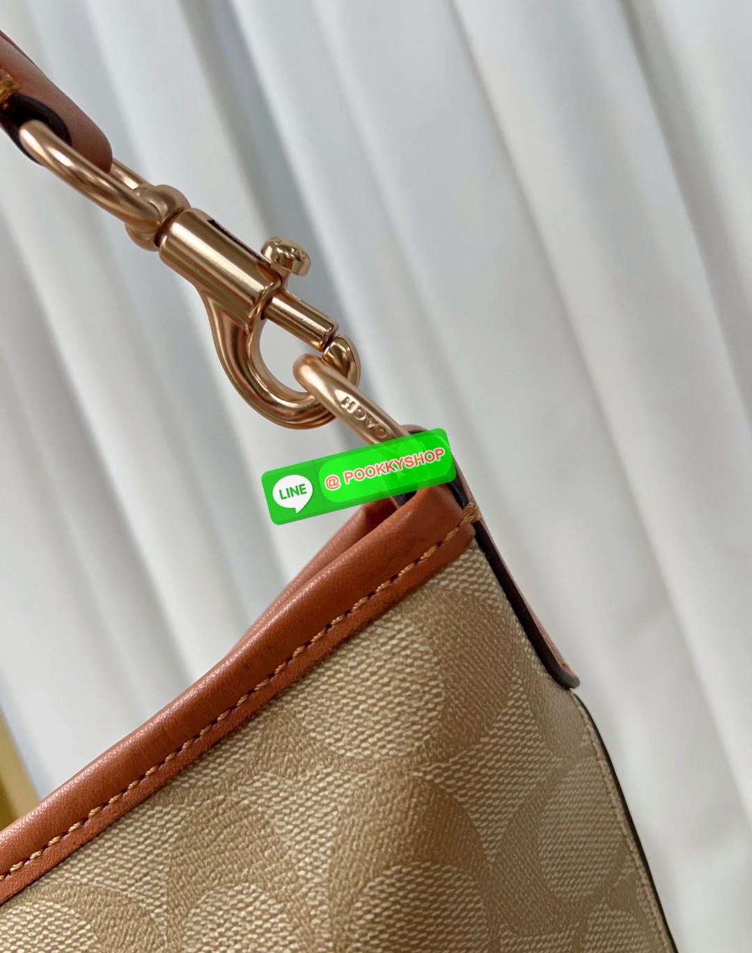 Coach Laurel Shoulder Bag In Signature Canvas (CR149) 🔖พร้อมส่ง สินค้าเข้าใหม่! กับกระเป๋าใบใหญ่กำลังดีเลยค่ะ หนังแท้ นิ่มสวย สีสวยค่ะ 🔖เปิด-ปิดกระเป๋าแบบซิป ภายในสุดโล่งกว้าง ใส่ได้จุมากๆ ยังมีช่องซิปยาวและช่องกระดุมสำหรับแยกใส่ของจุกจิกไ