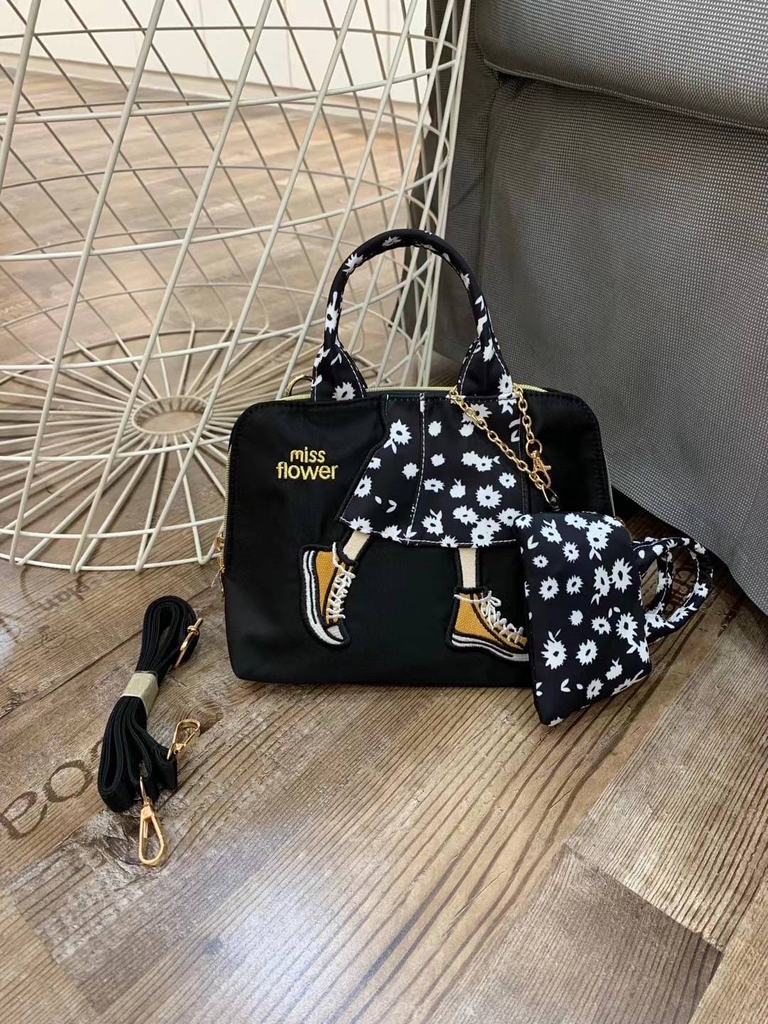 กระเป๋าสะพายข้างปากโค้ง วัสดุตัวกระเป๋าทำจากผ้ากันน้ำอย่างดี อะหลั่ยสีทอง มาพร้อมกระเป๋าลูกนะคะ น่าใช้มากๆค่ะ มาพร้อมสายยาวเป็นผ้ากันน้ำสีตามรูปนะคะ