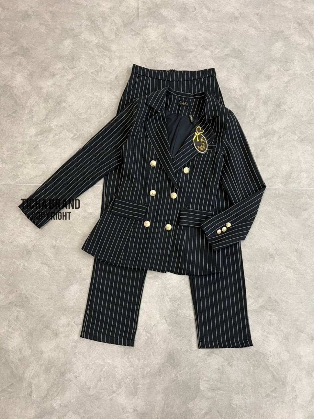 เซตสูทคอปกแขนยาว+กางเกงขายาว มีกระดุมหน้า 2 แถว มีกระเป๋า ทรงพอดีตัว เนื้อผ้าดีมากกกก ใส่สบาย ใส่สวยดูดีเหมือนเซเลปเลยค่ะ ใครกำลังมองหาเซตสูทสวยๆ ใส่ออกงาน ใส่ทำงาน ใส่แล้วดูดี ใส่ได้หลายโอกาส แนะนำเลยค่ะ ราคาเป็นกันเองจัดด่วนๆ สั่งช้าอดสวยยยยยของหมดไวนะค