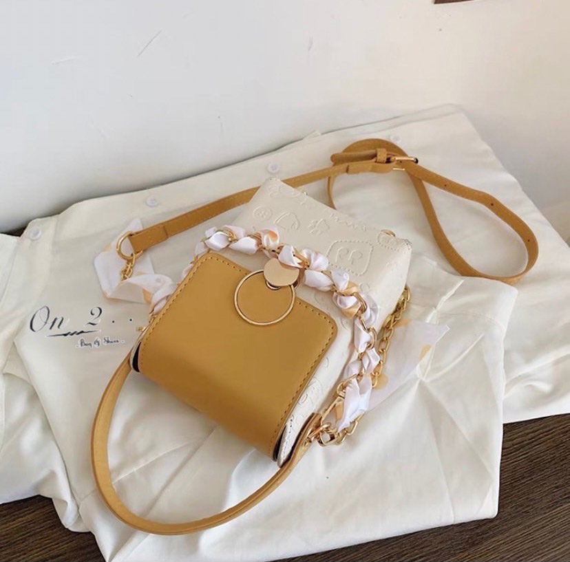 กระเป๋าสะพายข้างทรงกล่อง ไซส์มินิสะพายง่ายแมทเข้ากับทุกลุค สายสะพายยาวครอสบอดี้ได้ค่ะ ใส่โทรศัพท์ใส่ของจุกจิก