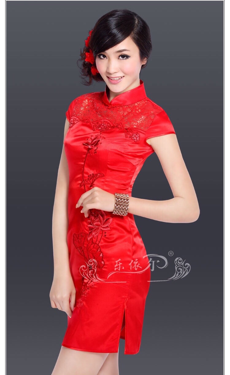 สีแดง คอจีน แต่งซีทรู และปักฉลุ ช่วงอก งานผ้าไหมสวยหรู เนื้องานละเมียด สวยกรูสุดๆคะ กระโปรง สาวๆ ที่ใฝ่ฝันอยากใส่กี่เพ้า สวยๆ อย่าพลาดเลยนะคะ งานมีระดับ ในราคาไม่แพงเลย.. ขอบอก .. ความเหมือนของสินค้าจริง กับภาพตัวอย่าง 99.99%