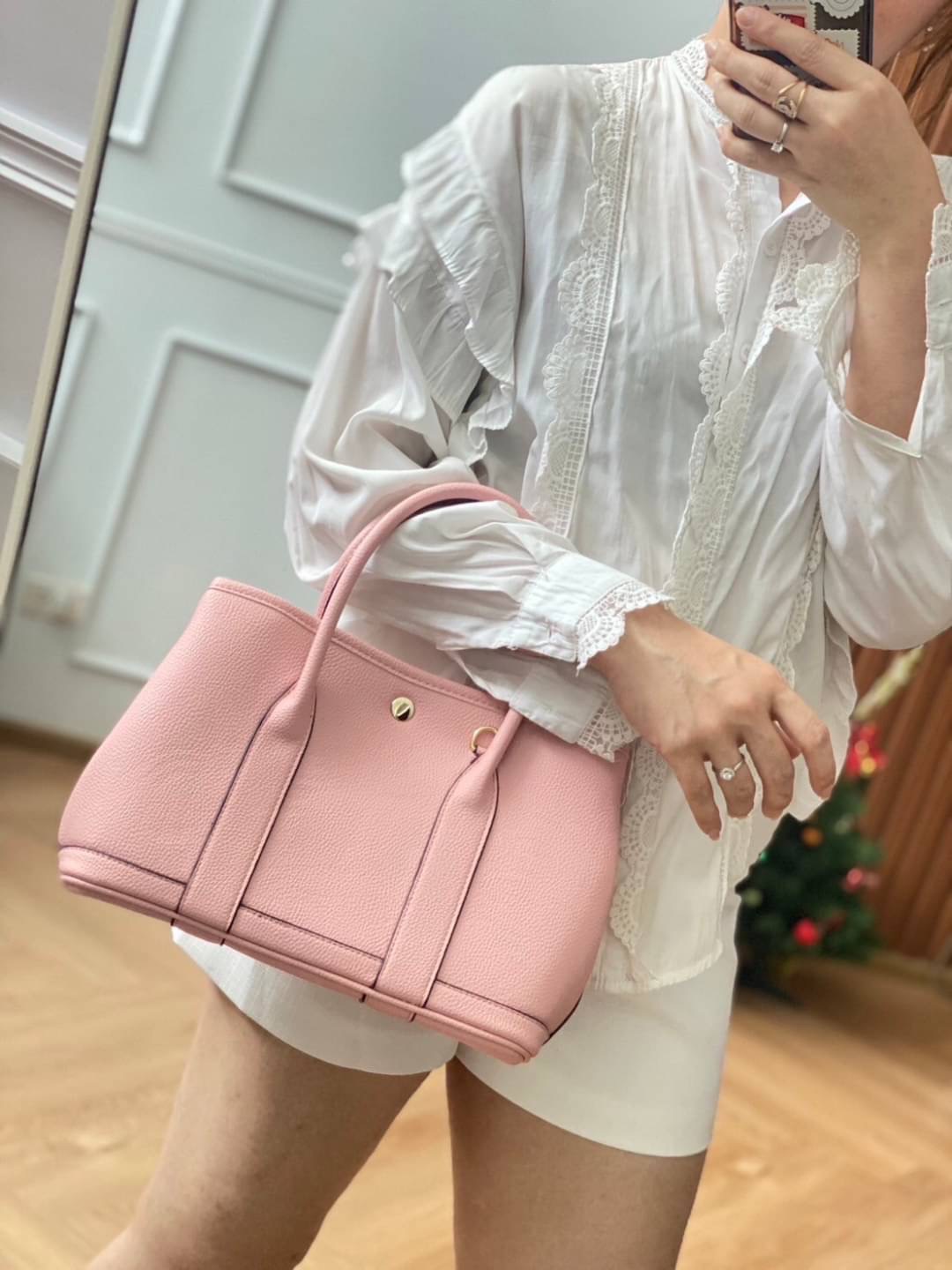 Restock อีกครั้ง รุ่น GD 30 cm หนัง PU premium Soft togo หนังนุ่ม สวยมากก จุของได้เยอะสุดๆ ภาพในสวยหรูบุเป็นผ้า Canvas ประกบฐานด้วย PU premium งานคัตติ้งสวยมาก มาพร้อมกับเซตกระเป๋าผ้า Canvas อีก 1 ใบ และสายสะพาย 2 เส้น คุ้มมสุดด