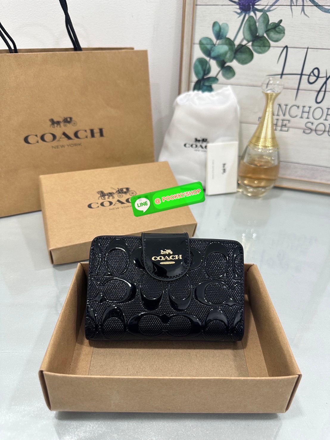 ❤️COACH MEDIUM CORNER ZIP WALLET IN SIGNATURE CANVAS💜 คอลเลคชั่นใหม่งานหรู งานดูแพง จัดให้เลย!! กระเป๋าสตางค์ใบกลาง ดีไซน์ใหม่ สุดหรู แค่เห็นก็ต้องเลิฟ ถือใช้ขับผิวทุกสี วัสดุหนังแท้ปั๊มลายนูนสวยคม ภายในมีช่องใส่บัตร ใส่ธนบัตรได้ครบ และมีช่