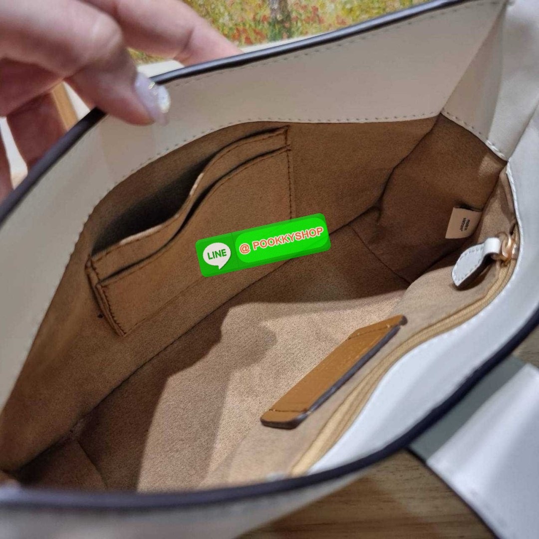 COACH CR533 ELIZA SHOULDER BAG 🔅 Details ใหม่ล่าสุด กระเป๋าสะพายไหล่ทรงโฮโบสุดหรู ดีไซน์โลโก้แบบใหม่และหรูหรายิ่งขึ้น คงความคลาสสิคและวินเทจ เปิด-ปิดด้วยสายคาดแบบกระดุมแม่เหล็ก ภายในเป็นช่องโล่ง แบ่งสัดส่วนไว้อย่างดี มีทั้งช่องใส่บัตร และช่องซิป ส