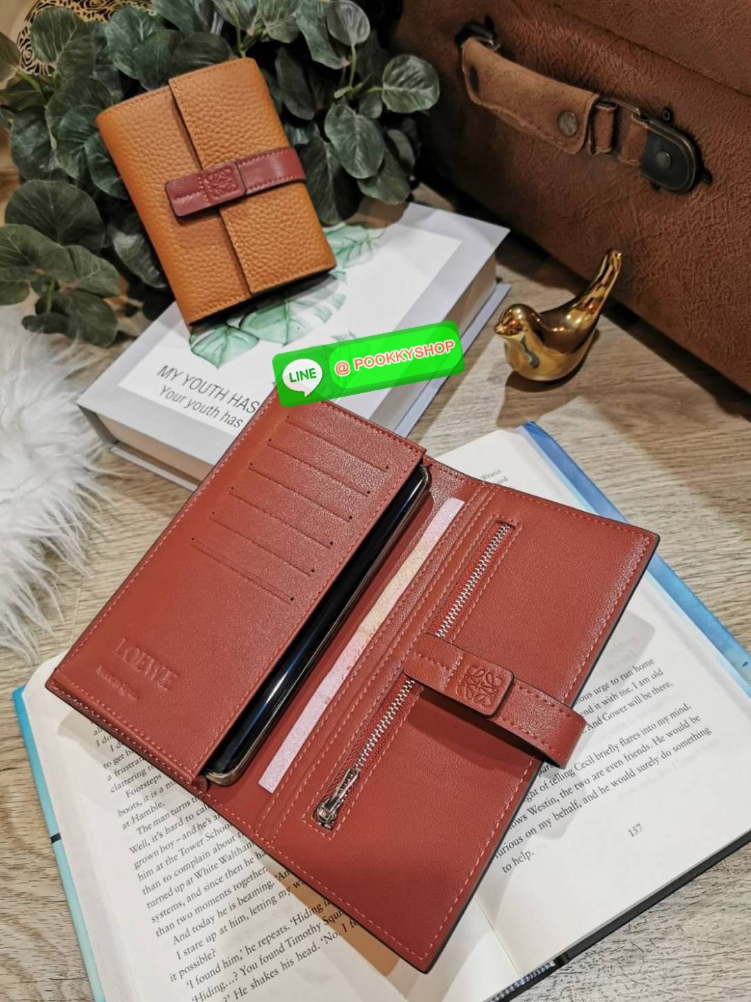 ✴️Don't Miss!✴️NEW! LOEWE LONG WALLET BAG VIP GIFT WITH PURCHASE-GWP กระเป๋าพรีเมี่ยมกิ๊ฟ Limited จาก LOEWE DUTYFREE COUNTER วัสดุหนังแท้เทคเจอร์สวยอยู่ทรงปั้มโลโก้แบรนด์ด้านหน้าเปิดปิดด้วยกระดุม ภายในมีช่องใส่ธนบัตรหลายช่อง ช่องหลักสาม