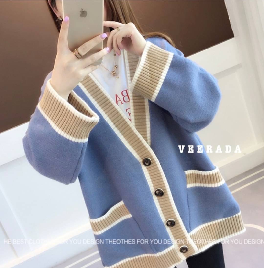 🌸New Collection🌸 Veerada Buttom Sweater เสื้อคลุมเทรนด์ใหม่ มาแรงงานกับการคลุมตัวใหญ่มีกระเป๋าหน้า เนื้อผ้านิ่มมาก ลายพื้นตัดลายเส้น น่ารักใส่ได้กันทุกวัยเลยจร้าเป็นขนาดฟรีไซส์