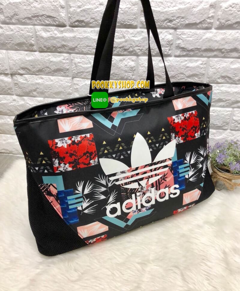 New !!! ADIDAS SOCCER SHOPPER BAG พร้อมส่งค่ะ กระเป๋าผ้าแคนวาส ทรงสปอร์ต ลายกระเป๋าสีสันสดใส น่าใช้มากๆค่ะ ด้านหน้ามีโลโก้แบรนด์ เปิดปิดกระเป๋าแบบซิป ภายในกว้าง ใส่ของจุ มีช่องซิปและช่องเล็กใส่ของจุกจิกค่ะ รุ่นนี้น้ำหนักเบา ใบจริงน่าใช้ จะพกพาวันสบายๆ หรื