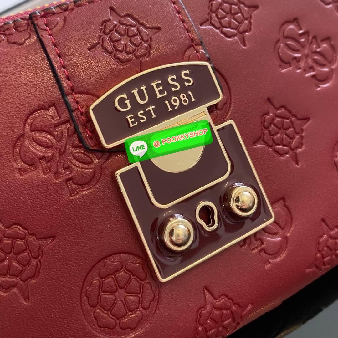 Guess Long Wallet กระเป๋าเงินใบยาวซิปรอบ ด้านหน้ามีโลโก้แบรนด์สีเข้ากระเป๋าสวยสะดุดตา รุ่นนี้มีสายคล้องมือมาให้ เพื่อใช้งานง่ายและสะดวกมากยิ่งขึ้น ด้านในมีช่องใส่ธนบัตร ช่องใส่บัตร และช่องซิปใส่เหรียญค่ะ