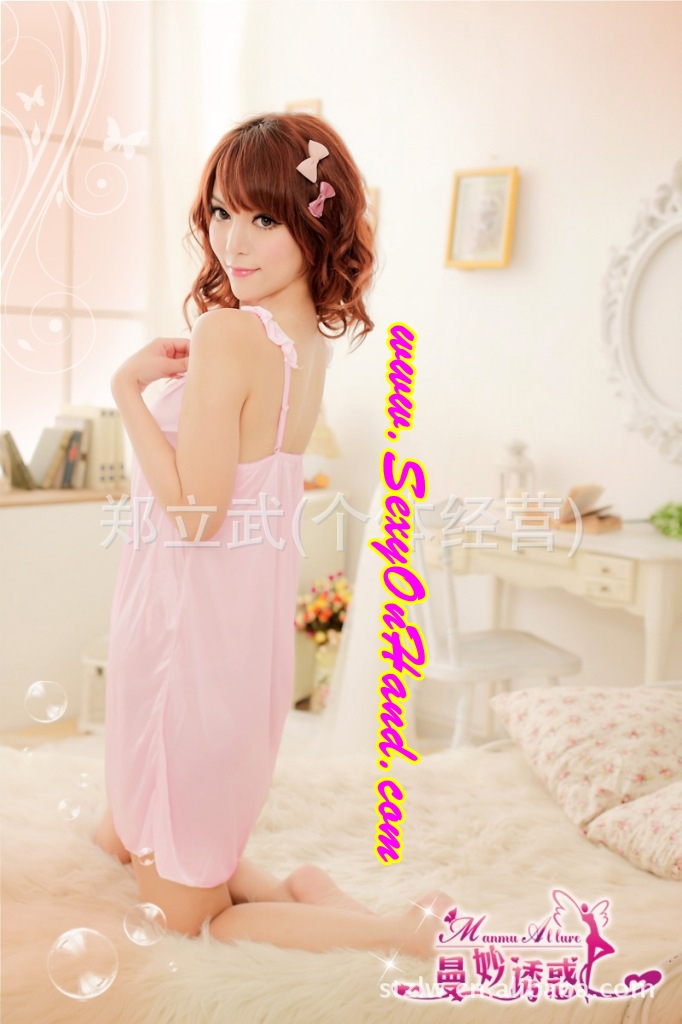 ชุดนอน เซ็กซี่ ชุดนอน สายเดี่ยว ผ้าไหมเทียมสีชมพู เนื้อผ้านิ่มลื่น สวยหวานด้วยสายเดี่ยวและลูกไม้ช่วงครึ่งอก ดูเซ็กซี่และสวยหวานมาก