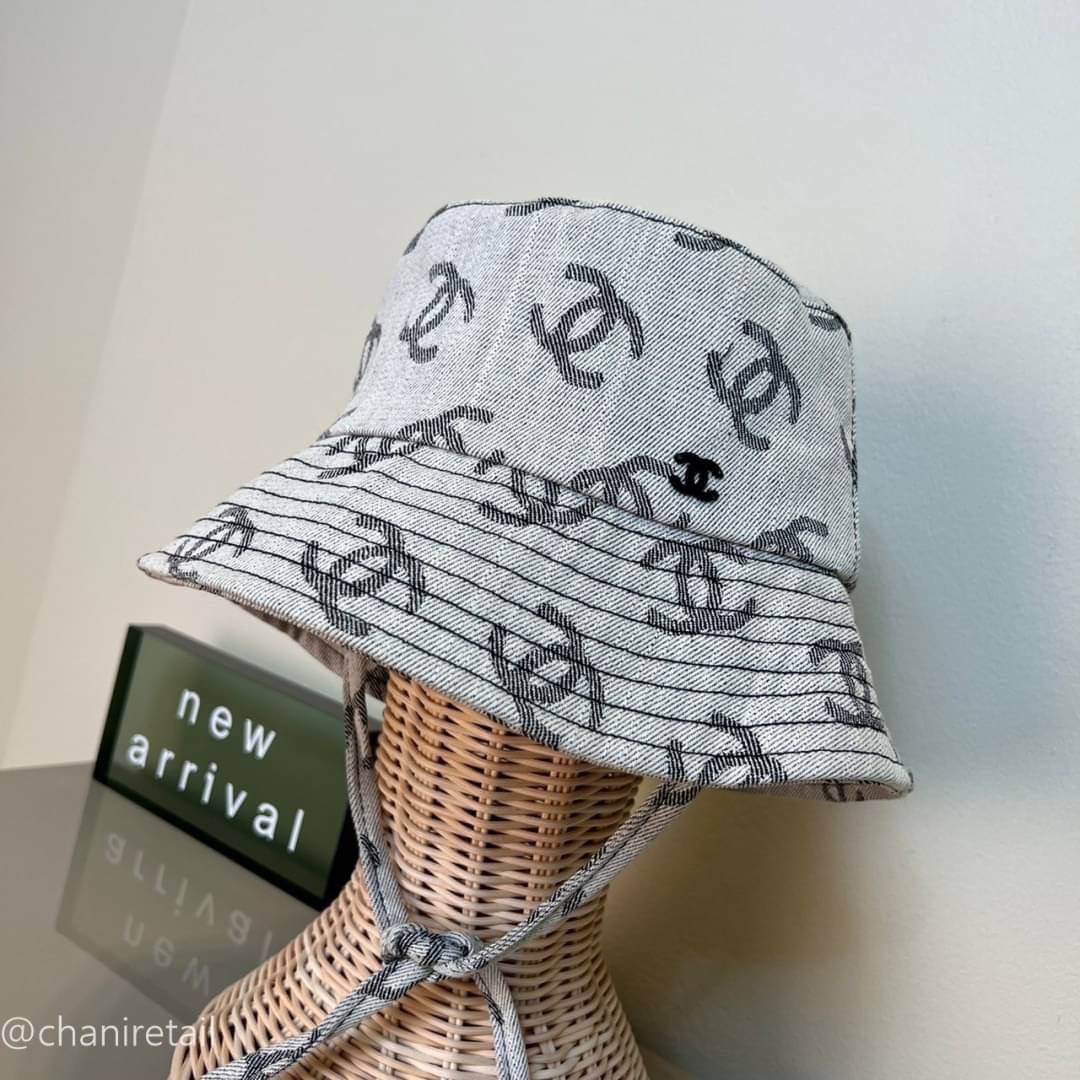 New Chanel Bucket hat Details: หมวก Chanel ชนช็อป ทรงBucket สกีนลายChanel รุ่นนี้น่ารักมากๆ เหมาะกับการใส่เที่ยวรับลมร้อนสุดๆหรือจะใส่เปนพร้อบกับชุดเสื้อผ้าก็ดูดี ตัวเชือกที่หมวกสสามารถผูกเป็นโบว์เพิ่มลุคเก๋ได้