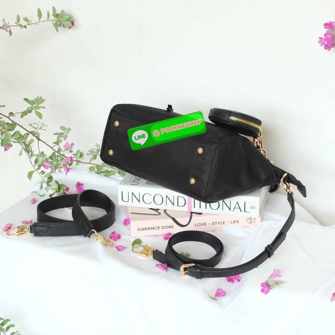 รุ่น KANNY with zipper รุ่นนี้พัฒนาต่อยอดมาจากรุ่น KANNY คอลเลคชั่นเดิมที่เป็นหนึ่งรุ่นที่ขายดีของทางแบรนด์เพราะเป็นกระเป๋าที่ฟังชั่นตอบโจทย์การใช้งานมากที่สุด 📍ตัวกระเป๋าน้ำหนักเบามาก 📍ทำจากไนล่อนนาโนกันน้ำ 📍ทำช่องแบ่งเก็บด้านใน ใ