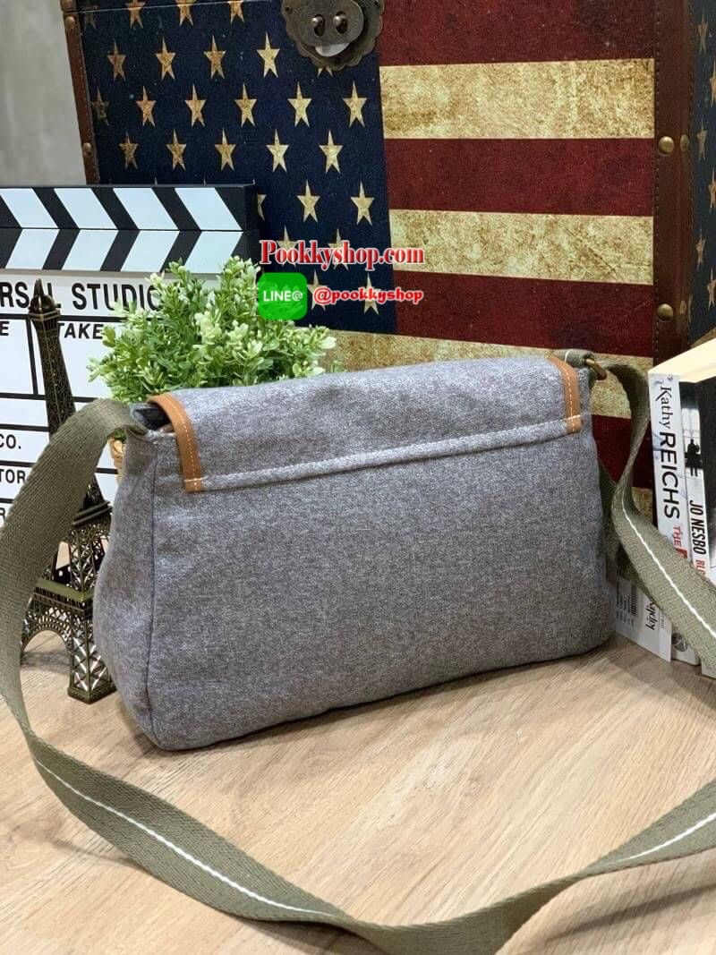 Kipling CARTERA KOUROU Crossbody Bag รุ่นใหม่สำหรับทรงครอสบอดี้ สไตล์สุดฮิตกับการใช้งานที่ง่าน หยิบจับของได้อย่างสะดวกสบาย เปิดปิดด้วยกระดุมแม่เหล็กและซิปด้านใสเพิ่อความปลอดภัย วัสดุ 100% Polyester ลายผ้าบุด้านในดูมีดีเทล สายสะพายปรับได้ฟรีไซส์ ปรับดับพวง