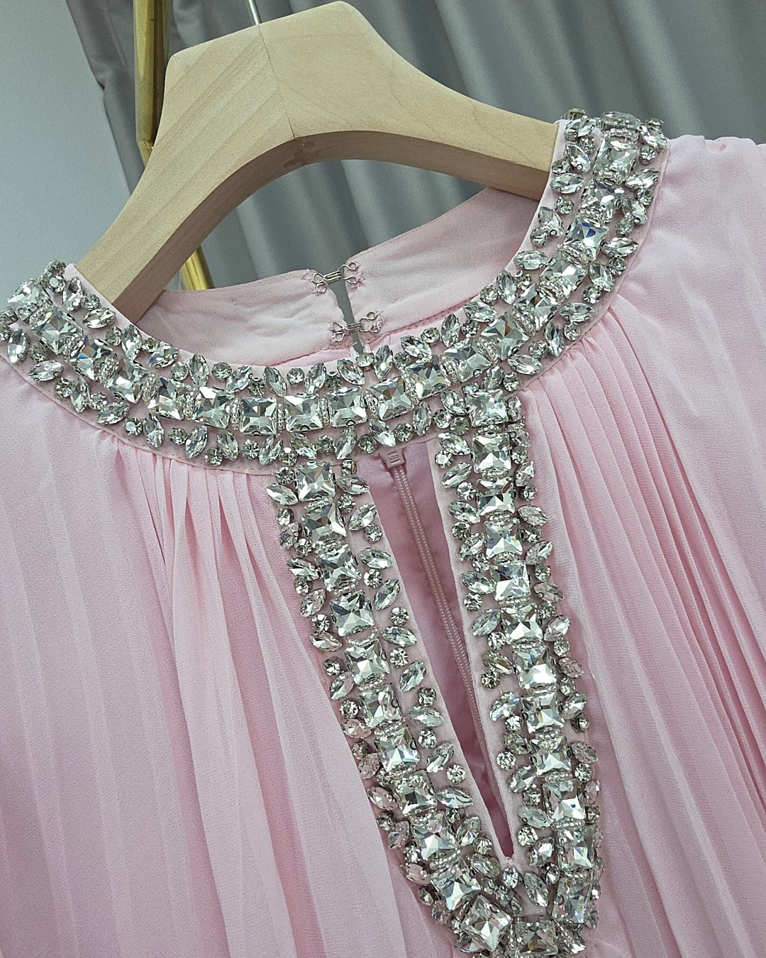 เดรสแฟชั่น เดรสแขนยาว กระโปรงบานตัวปล่อย คัตติ้งประณีต กรุยกราย