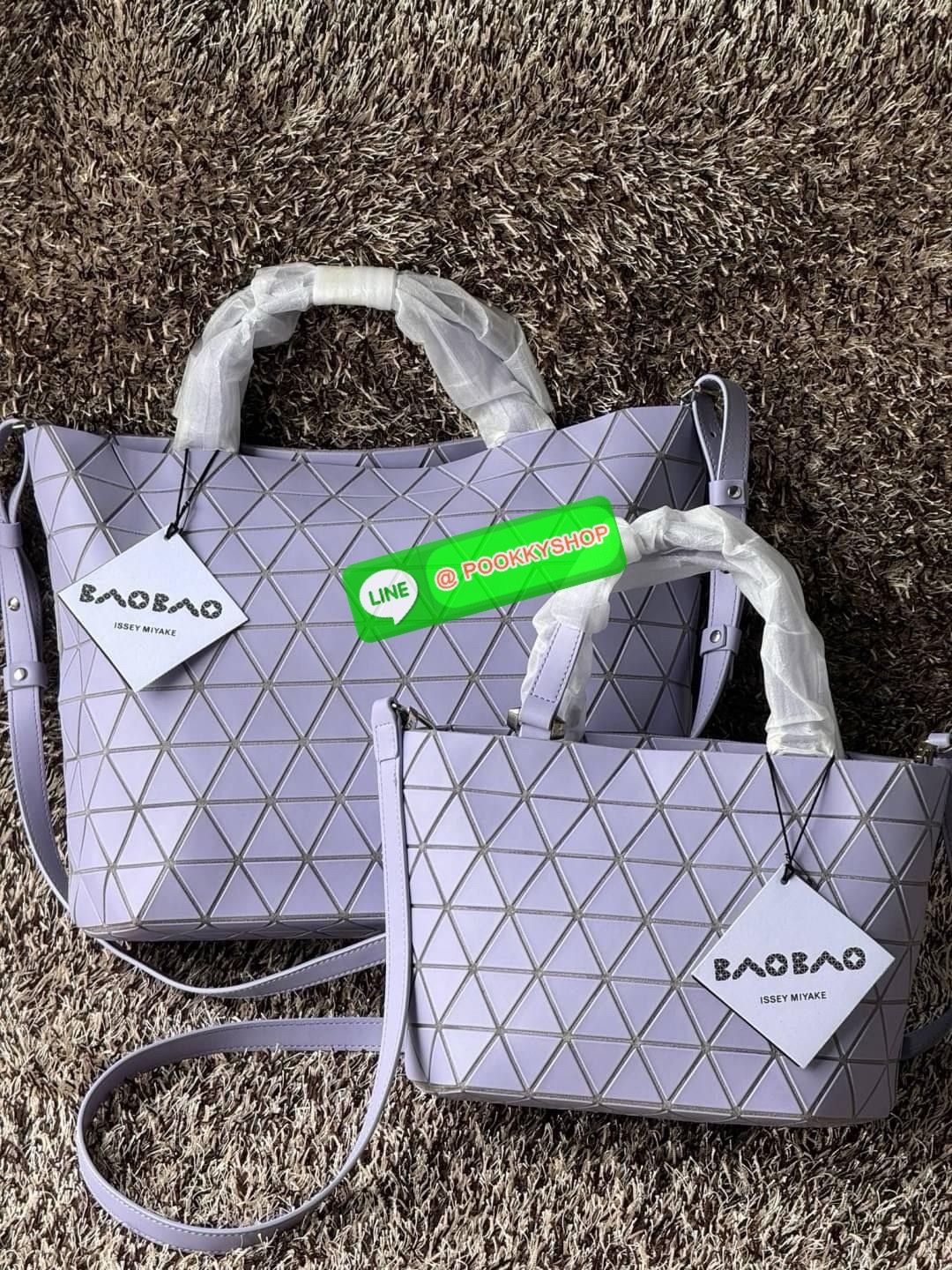 Large Bao Bao Issey Miyake crystal Matte large tote bag เป็นกระเป๋าทรงโท้ทที่มีความพิเศษด้วยการออกแบบแผ่นสามเหลี่ยมแบบใหม่จัดเรียงต่อกันในแนวตั้งเสริมกระเป๋าให้ดูหรูหรา ทันสมัย และดูมีเอกลักษณ์เป็นของตัวเอง อีกทั้งยังมีโครงสร้างฐานตาข่าย นอกจากช่วยให้กระเ