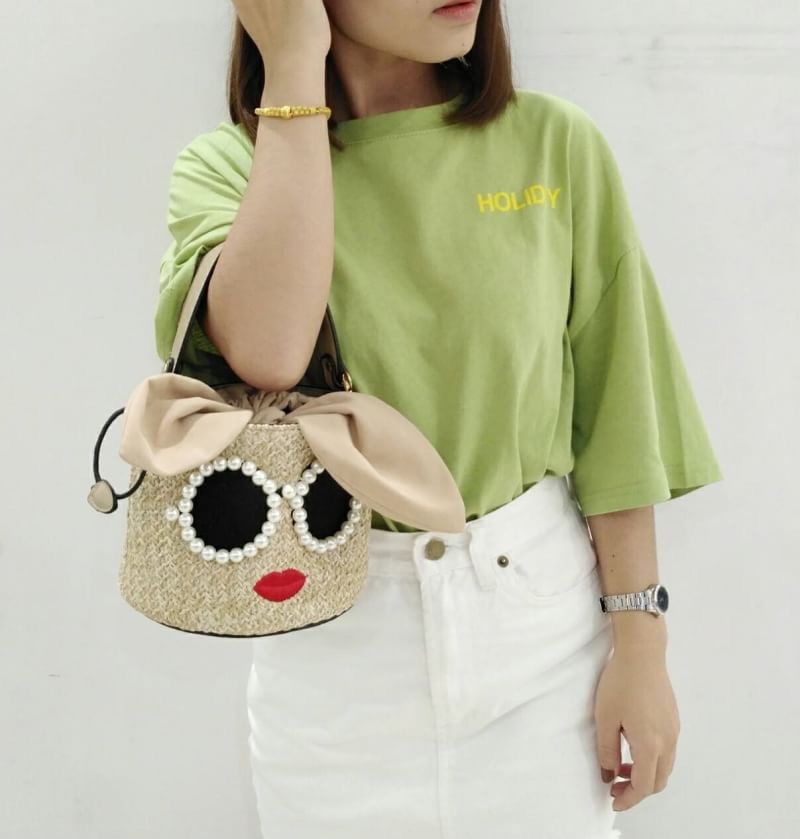 มาเพิ่มรอบ 4 ล่ะน้าา...ใครรออยู่ทักมาได้เรยจ้าา A-Jolie Pearl Basket Bag กระเป๋าถือสะพาย งานสานรูปอลิซ สุดฮิต จากแบรนด์ A-jolie สัญชาติญี่ปุ่น น่ารัก แมชง่าย ...ตรงหูจับเป็นงานหนังนิ่ม ใครไม่ชอบถือ เรามีสายยาวให้ด้วยน้าางานดีมากกก พูดเลยยยย ใช้งานสะดวก จะ