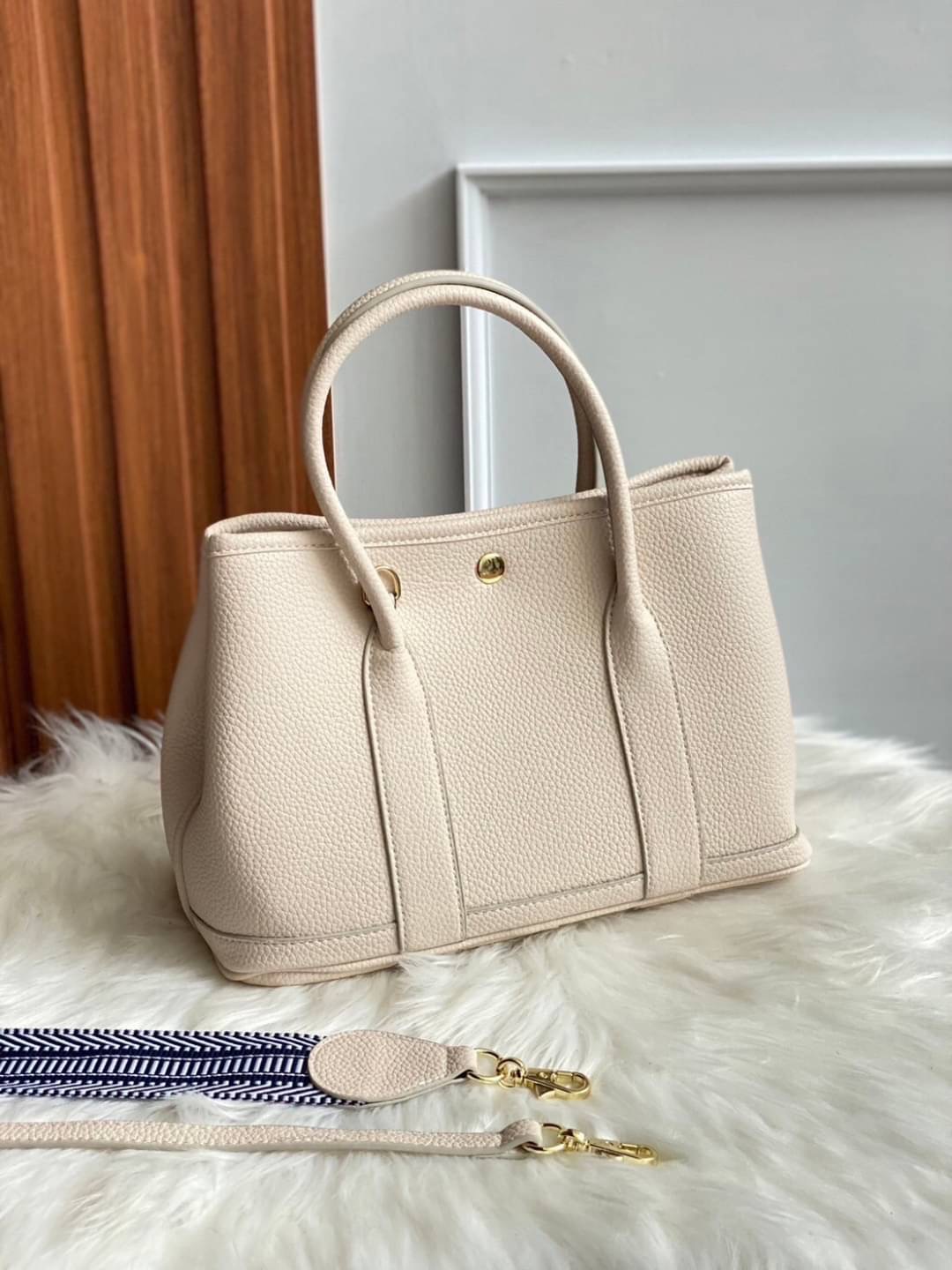 Restock อีกครั้ง รุ่น GD 30 cm หนัง PU premium Soft togo หนังนุ่ม สวยมากก จุของได้เยอะสุดๆ ภาพในสวยหรูบุเป็นผ้า Canvas ประกบฐานด้วย PU premium งานคัตติ้งสวยมาก มาพร้อมกับเซตกระเป๋าผ้า Canvas อีก 1 ใบ และสายสะพาย 2 เส้น คุ้มมสุดด