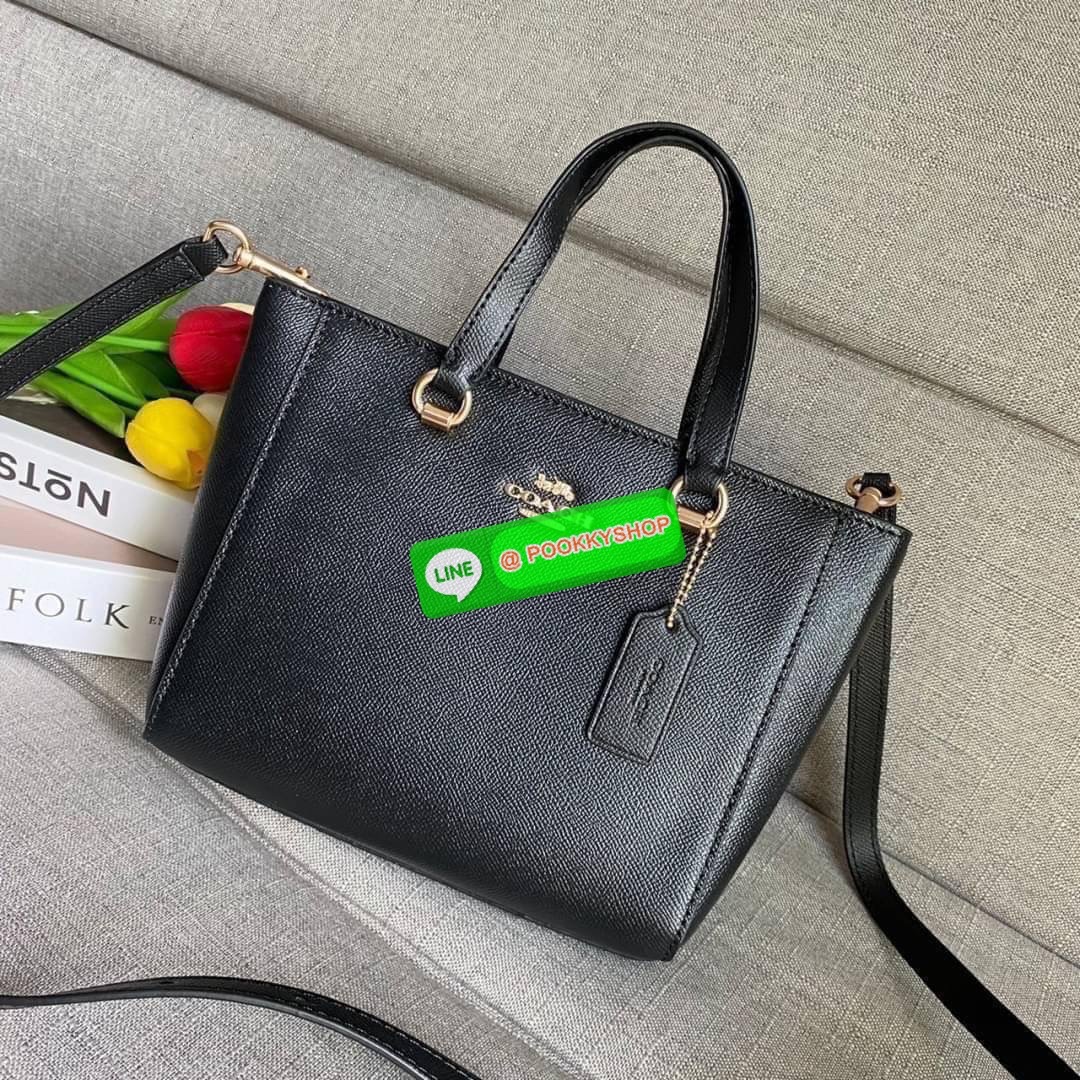 Coach Alice Satchel In Signature Canvas ( coach ca224) กระเป๋าสะพายข้าง ดีไซต์จากแบรนด์เรียบหรู สะพายได้ทุกโอกาส วัสดุหนังแท้ หูจับและสายหนังแท้ เปิดปิดด้วยซิป ภายในกระเป๋าช่องโล่ง ใส่ของได้เยอะ มีช่องเล็ก 1 ช่อง ซับในผ้า มีฐานรอง สายถอดได้ สามารถสะพายไหล