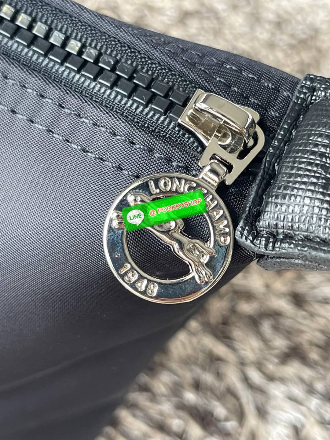 Longchamp Le Pliage Neo Size M มาพบกับกระเป๋ารุ่นยอดนิยม ที่สาวๆ ต้องมีไว้เก็บไว้สักใบ กระเป๋าโท้ทใบนี้ มาพร้อมกับสีที่มีสไตล์เรียบง่าย มีสายสะพายยาวช่วยให้คุณสามารถสะพายไหล่ได้อย่างสบาย ในขณะที่ที่ปิดแบบซิปช่วยให้คุณมั่นใจได้ว่าของด้านในมีความปลอดภัย Le