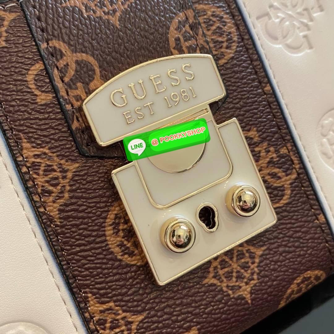 Guess Long Wallet กระเป๋าเงินใบยาวซิปรอบ ด้านหน้ามีโลโก้แบรนด์สีเข้ากระเป๋าสวยสะดุดตา รุ่นนี้มีสายคล้องมือมาให้ เพื่อใช้งานง่ายและสะดวกมากยิ่งขึ้น ด้านในมีช่องใส่ธนบัตร ช่องใส่บัตร และช่องซิปใส่เหรียญค่ะ