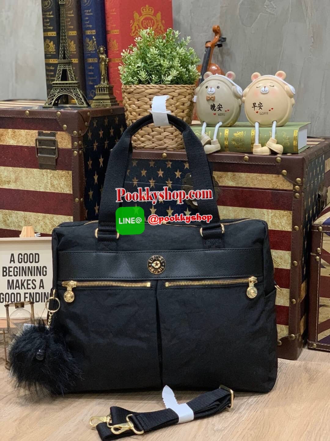 New arrival!! Kipling Kichirou BW combo Collection เปิดตัวคอลเลคชั่นใหม่จาก kipling ที่มีรุ่นและสไตล์แตกต่างกันออกไปแล้วแต่ไลฟ์สไตล์ของแต่ละบุคคล เป็นคอลเลคชั่นวัสดุpolymide100%สีดำล้วน ตัดเข้ากับอะไหล่และโลโก้ที่เป็นสีทองที่ดูแมทช์กัน ตัวโลโก้รองด้วยพื้น