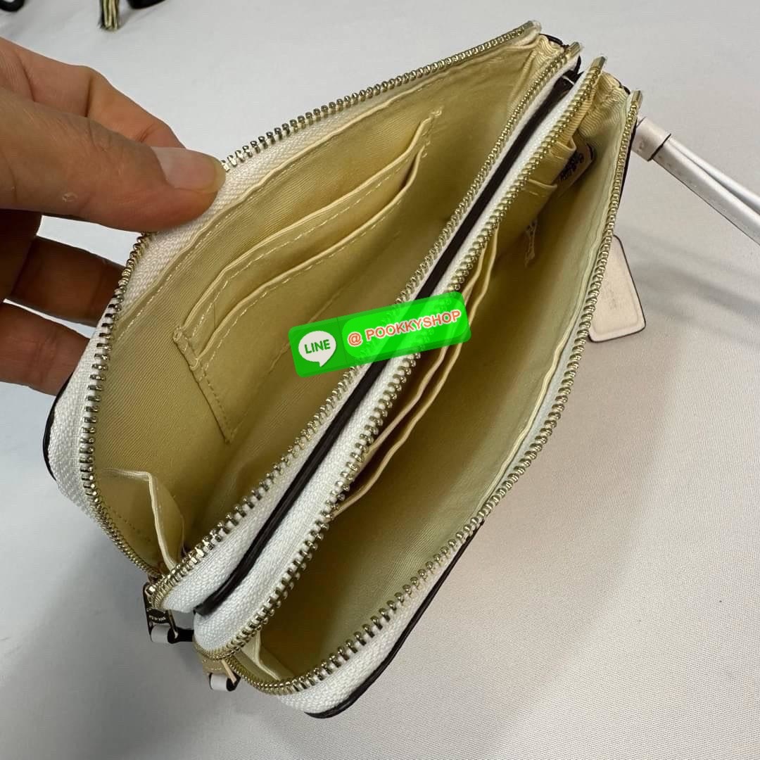 กระเป๋าคล้องมือ COACH 87591 DOUBLE CORNER ZIP WRISTLET IN SIGNATURE CANVAS (COACH 87591 ） กระเป๋าคล้องมือ2เซิปใหญ่ ลายCหนังและ ด้านในเป็นผ้า แบ่งเป็นช่องเล็กๆใส่เหรียญใส่แบงค์ใส่บัตร แล้วแต่จะใส่มีหลายช่อง ใส่โทรศัพท์ได้ทุกรุ่นพร้อมสายคล้องมือ