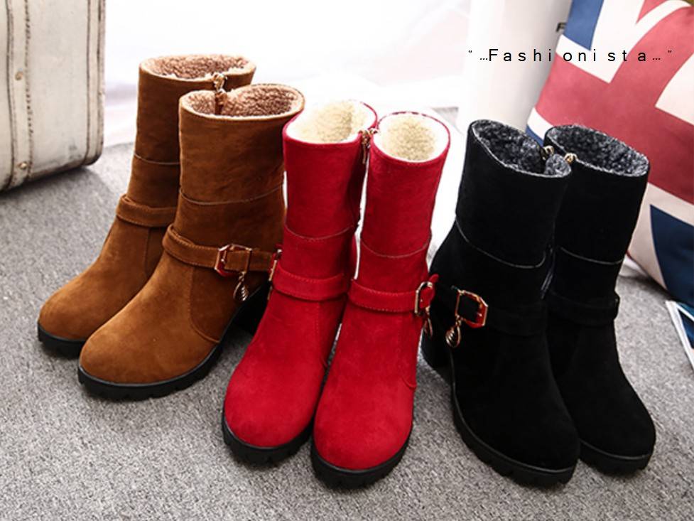 สินค้ามาใหม่ รองเท้าบู้ทหนังกำมะหยี่เนื้อดี แบบสวยเก๋ ดีไซน์มาเพื่อใช้งานได้ 2ทรง ทั้งแบบปล่อยครึ่งน่องและพับเป็นทรงสั้น ด้านในบุขนนุ่มครึ่งบู้ทไว้สำหรับพับ ด้านหน้าแต่งสายหนังคาดอะไหล่โลหะเพิ่มความโดดเด่น ถอดใส่ง่ายด้วยซิปยาว ส้นสูงจากพื้น 3นิ้วนิดๆ (ควา