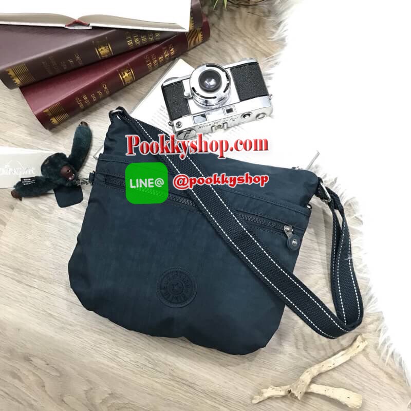 พร้อมส่งรุ่นยอดนิยม! KIPLING ART O SHOULDER BAG กระเป๋าสะพายรุ่นใหม่ล่าสุดวัสดุ Nylon+Polyester 100% เปิดปิดด้วยซิปสะดวกใช้ หัวซิปเเบรนด์ ภายในมีช่องซิป ช่องใส่มือถือและสายคล้องพวงกุญแจ ด้านหน้ามี2ช่องซิป ด้านหลังมี1ช่องซิป พร้อมสายสะพายยาวเลื่อนปรับได้จะ