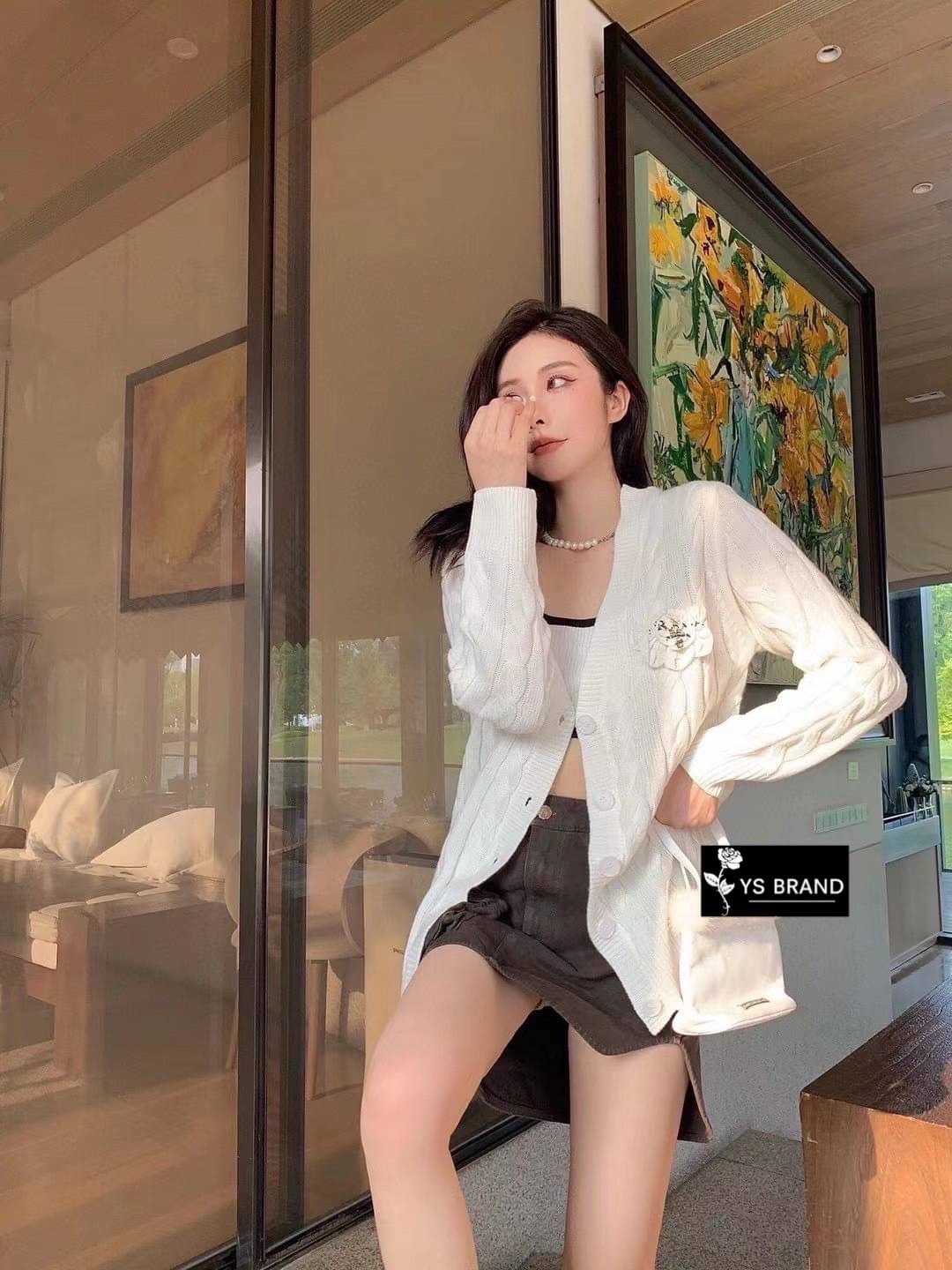 เสื้อคลุมไหมพรมแขนยาวคอวี ผ้าไหมพรมยืดเนื้ออย่างดีผ้าดีมากๆ นิ่ม เด้งยืดได้เยอะ ผ้าดีทอละเอียด ทอลายเกลียวทั้งตัว แต่งกระดุมด้านหน้า ติดเข็มกลัดPradaช่วงอก ถอดแยกได้ สวยหรูมากๆ โดดเด่นสุดๆ มาพร้อมป้ายคอ Prada Tagครบ สวยมาก งานคุณภาพ ห้ามพลาด จัดเลยจ้า